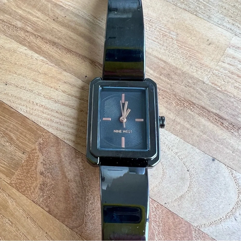 Nine West ladies metallic brown fashion watch NEW BATTERY